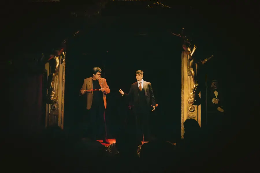 Los dos magos en el escenario, entre las columnas doradas