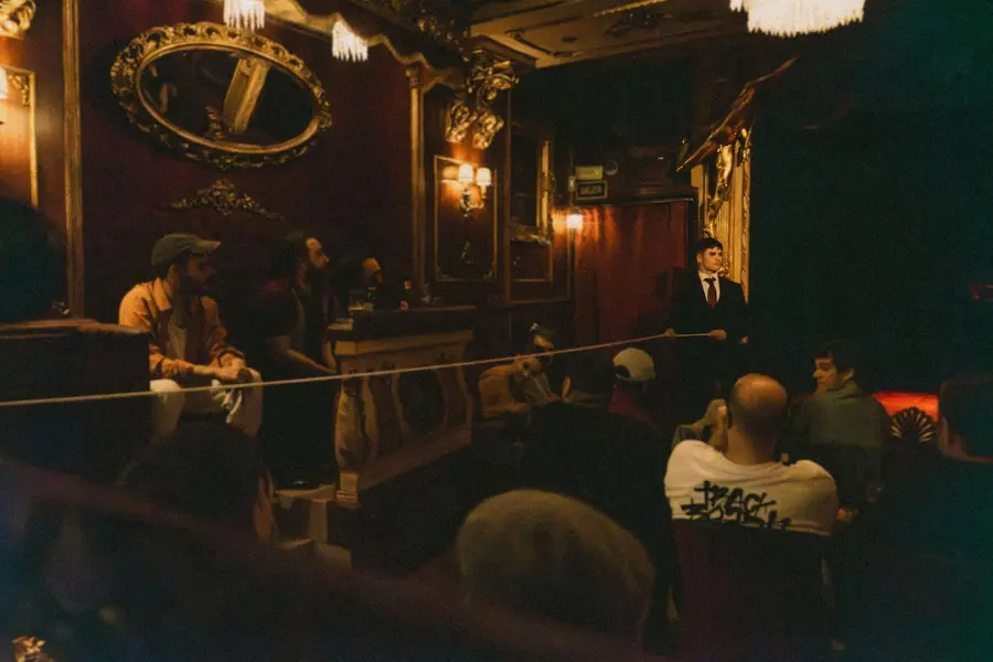 Daniel Almenara actúa en un salón dorado lleno de público